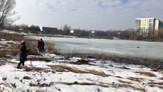 У Чернівцях чоловік провалився під лід. Відео: Ольга Томчук