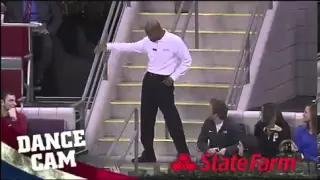 Dancing usher sends the crowd wild at Pistons game