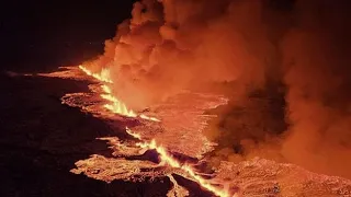 Le spettacolari immagini dell’eruzione di un vulcano nella penisola di Reykjanes in Islanda