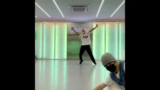 younite hyunseung dancing to nct dream - beatbox