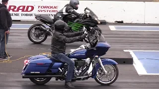 Harley Davidson vs Ninja Kawasaki - motorbikes drag racing.