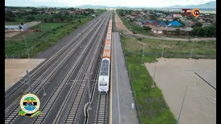 HII HAPA TRENI YA UMEME IKIKATA UPEPO KUELEKEA DODOMA, TAZAMA IKIPITA KWENYE MADARAJA, MAHANDAKI