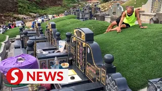 Rain or shine, devoted man shows up at wife's grave daily