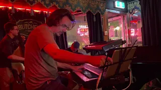 Improvising with synths at a jazz bar! Yamaha dx7 jazz?!?