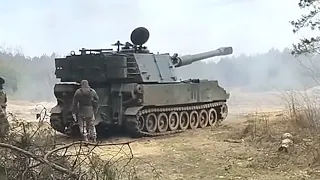 Charging and firing the American self-propelled guns M109 of the army of Ukraine