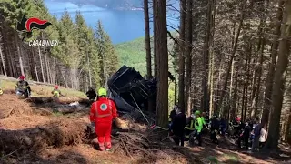 Precipita funivia Stresa-Mottarone, i soccorritori al lavoro vicino alla cabina caduta