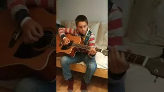 Приятелят ми Момчи свири на китара
