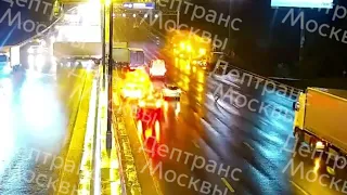 Фуру занесло на мокром асфальте  21 км МКАД (внутр.) 11.07.2023 авария сегодня мкад