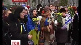 У Дніпропетровську на мітинг жінки вийшли з каструлями та барабанами