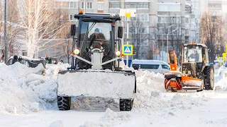 В Кольцово продолжается борьба со снегом