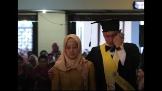 Momen Haru Wisudawan Cumlaude UGM Menangis Sambil Memeluk Sang Ibu