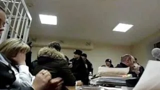 Двадцать милиционеров вывели депутатов из зала суда