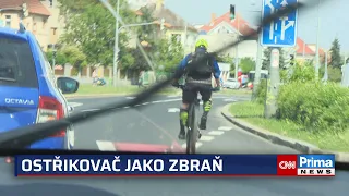 Agresivní řidiči používají ze msty ostřikovače. Pro cyklisty a motorkáře to může být fatální