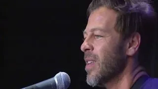 Christophe Maé chante "Il est où le bonheur" en live