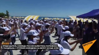 Матвиенко танцует со студентами