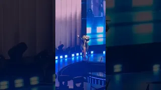 Madonna luce una bandera LGTBI con el mensaje 'No fear' en su concierto en Barcelona