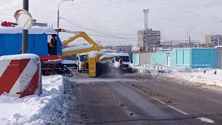 Железнодорожный кран КДЭ163 с щёточный снегоочистителем