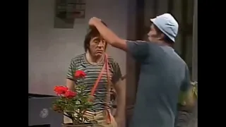 DON RAMÓN LE DA SU PRIMER COSCORRÓN AL CHAVO DEL 8