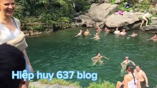 Foreign friends invite each other to bathe in the Yogā waterfall