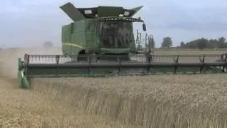 John Deere's S690i combine in action