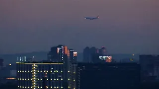 САНКТ-ПЕТЕРБУРГ: Самолёт идёт на посадку в Пулково на фоне ясного неба и полумесяца на горизонте