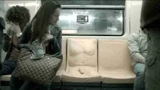 Polémica por una campaña antiacoso que esculpió un pene en una silla del metro de México