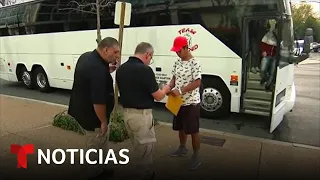 Llega a D.C. otro bus con migrantes y DeSantis los amenaza | Noticias Telemundo