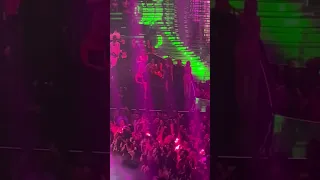 TAYLOR SWIFT dancing and singing on the KAROL G's performance on VMAs 💜