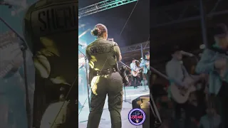 Cuando los huracanes tocan hasta las policías se emocionan!!