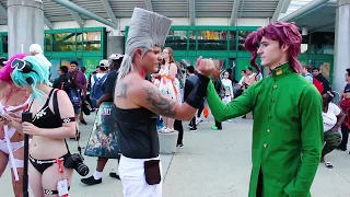 Polnareff and Kakyoin cosplayers doing the handshake