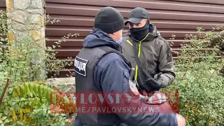 Парасюк толкается с полицейским под домом главы КСУ. PavlovskyNEWS