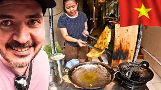 BANH XEO MASTER in Hanoi, Vietnam! 🇻🇳 DELICIOUS LOCAL FOOD