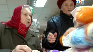 Необычная акция в саратовском доме престарелых: бабушки вяжут одежду для малышей из дома ребенка