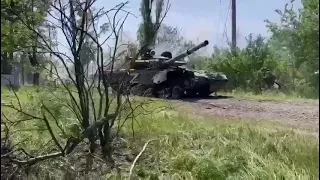 кадри боя 103 батальона ТРО. українські солдат закидає гранату в середину танка