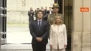 Giorgia Meloni riceve Milei a Palazzo Chigi, gli onori militari per il Presidente argentino