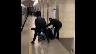 В Питере сотрудники метро попытались арестовать Питера Паркера за отсутствие маски