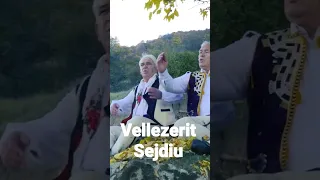 Vellezerit Sejdiu - Porosis bilbilin       https://www.youtube.com/watch?v=FVtuN-SV3k0