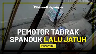 Detik-detik Pengendara Motor Tabrak Spanduk Pinggir Jalan Lalu Jatuh