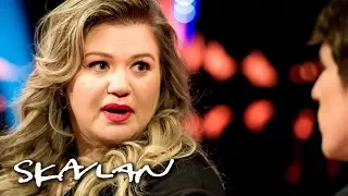 Kelly Clarkson explains why she doesn't stay in touch with her father | SVT/NRK/Skavlan