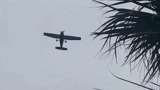 Cessna T182T Turbo Skylane flies by St Pete Pier