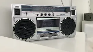 Toshiba RT-90S Boombox (1984) cassette playback demonstration.