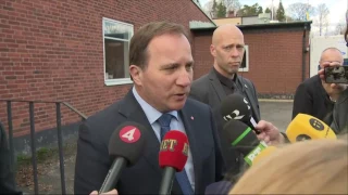 Statsminister Löfven kommenterar terrordådet - Nyheterna (TV4)