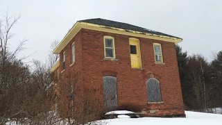 Exploring an Abandoned House in Muskoka, Ontario, Canada