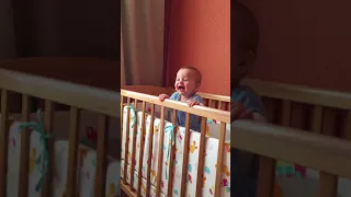 Двойняшки смеются друг над другом. 9 month old twins laughing at each other.