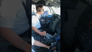 B737-800 Landing with flap 40 乱流着陆 #approach #boeing #boeing737 #cockpit #landing #pilot
