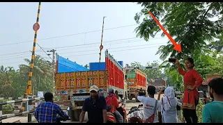 Traffic Jam : Super High Speedy EMU Local Train Dangerously Passing at Railgate