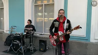 Песня «Город под подошвой» Oxxxymiron в исполнении уличных музыкантов – кавер на гитаре и барабанах