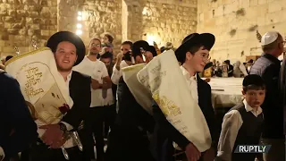 Thousands Gather at Western Wall in Jerusalem to Celebrate Simchat Torah - Hakafot Shniyot