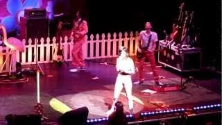 KATY PERRY "Don't Stop Me Now" Live Olympia, Paris - FRANCE 16/06/2009