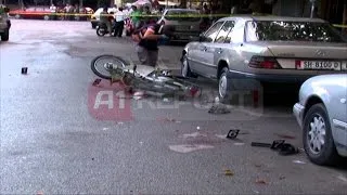 A1 Report - Makina me xhama të zinj i trembet policisë, përplas motorciklistin